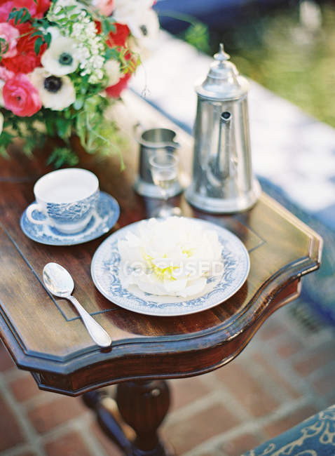 Обідній стіл, прикрашений квітами — стокове фото