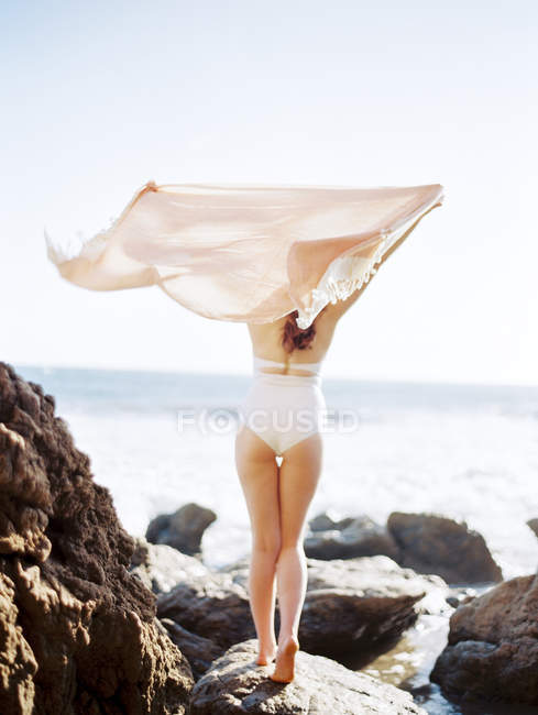 Belle femme sur la plage — Photo de stock