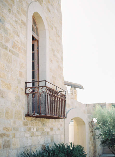 Vecchio balcone in edificio — Foto stock