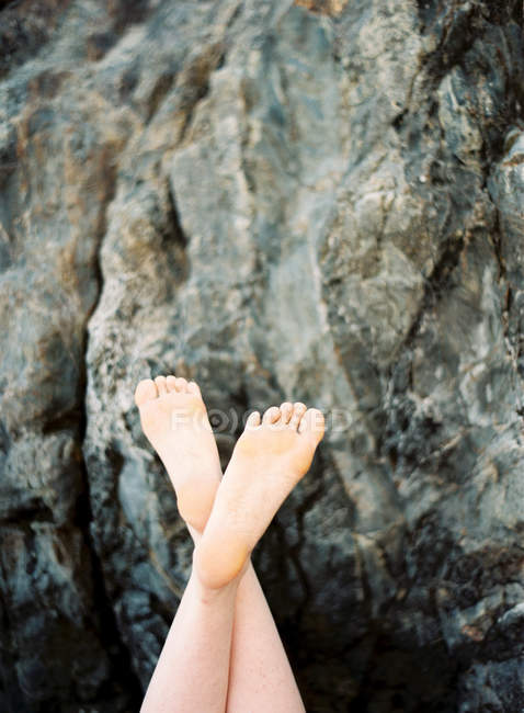 Скрещенные женские ноги — стоковое фото