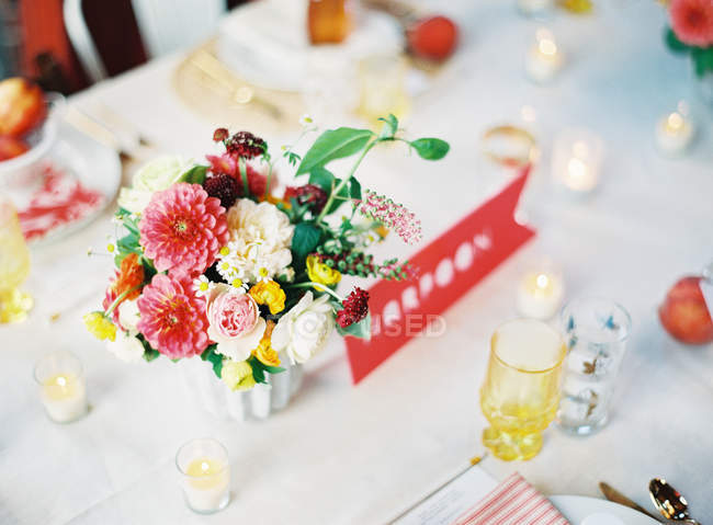 Mesa de ajuste de boda decorada con flores - foto de stock