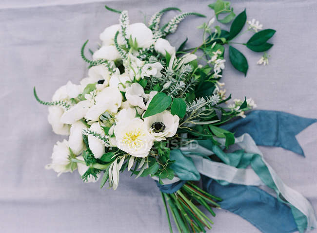 Білий весільний букет — стокове фото