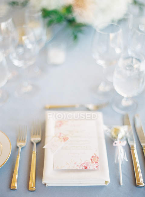 Arrangement de table de mariage avec des cartes d'invité — Photo de stock