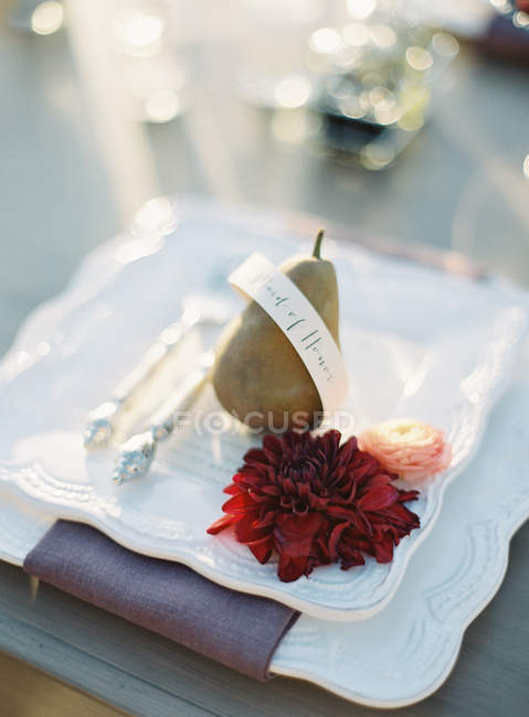 Посуда со свадебным декором — стоковое фото