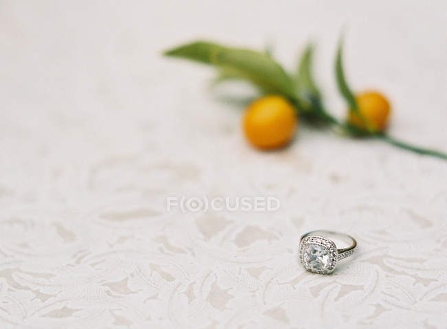 Anel de casamento na toalha de mesa — Fotografia de Stock
