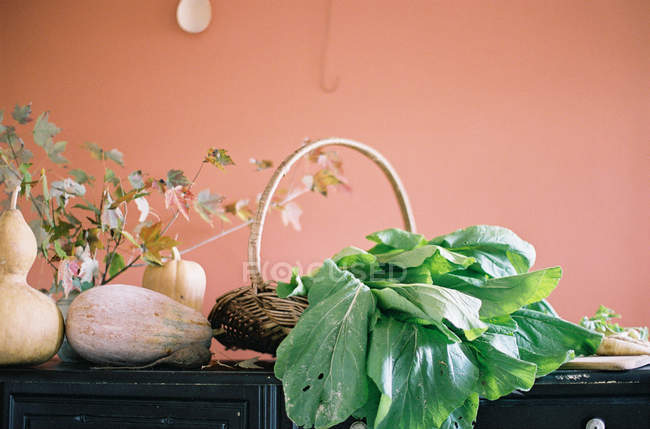 Mesa con verduras de granja - foto de stock