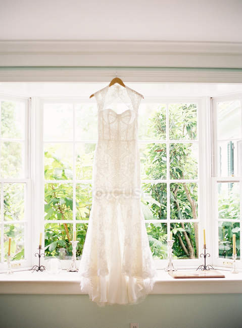 Robe de mariée pendaison — Photo de stock