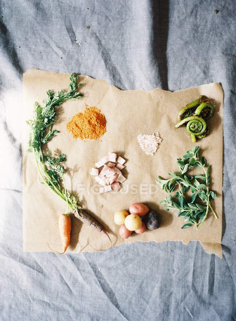 Овочі та спеції на кулінарному папері — стокове фото