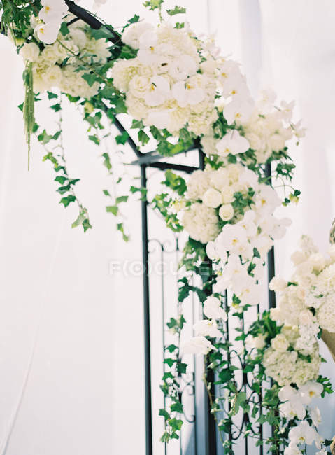 Metalltore mit Blumen geschmückt — Stockfoto