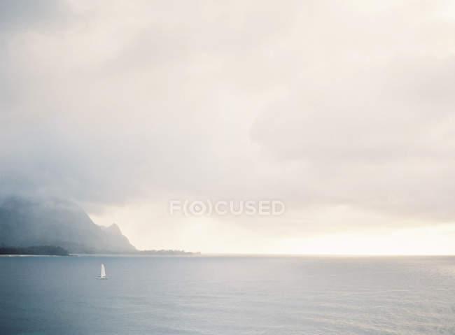Isola lontana e promontorio di nuvole — Foto stock