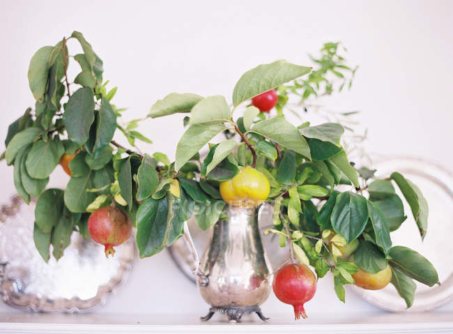 Composizione floreale con frutta fresca — Foto stock