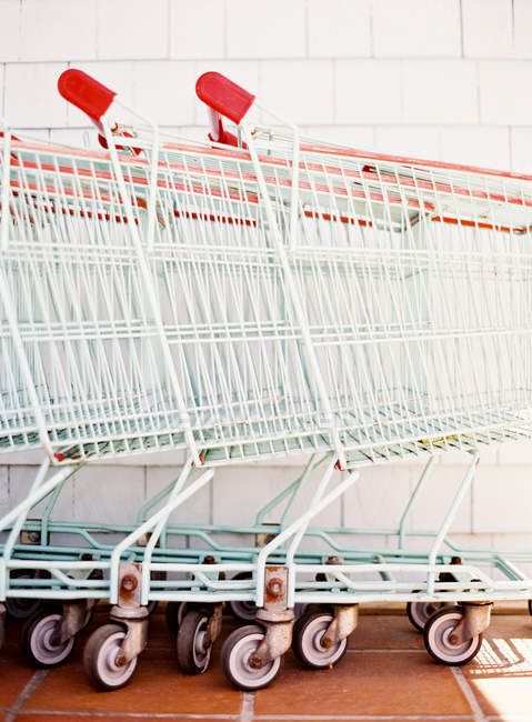 Chariots dans les supermarchés — Photo de stock