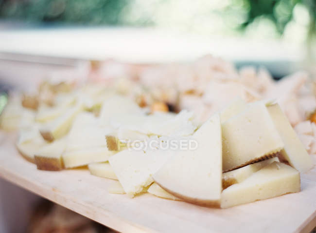 Montón de trozos de queso - foto de stock