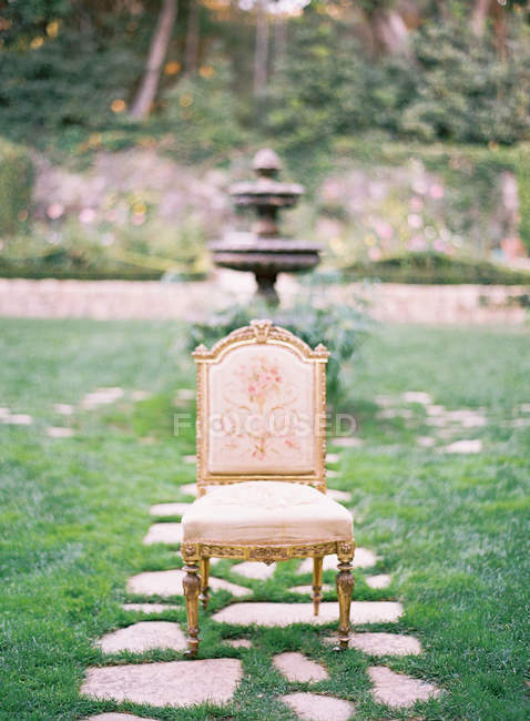 Vintage dekorierter Stuhl im Garten — Stockfoto