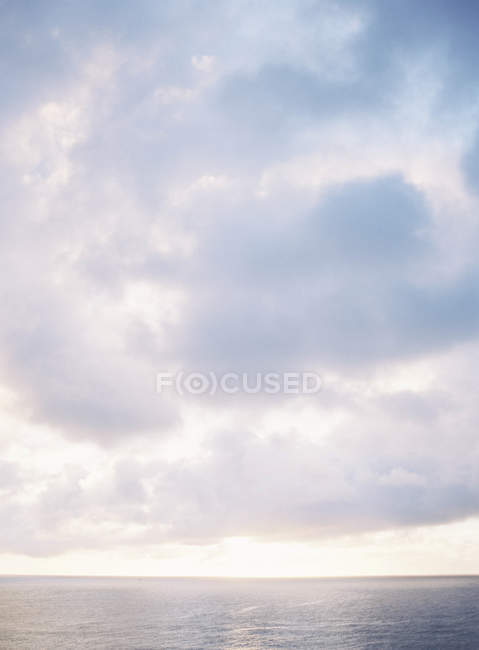 Hermoso paisaje nublado al atardecer - foto de stock