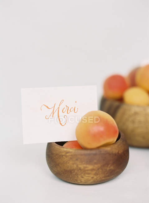 Pêssegos maduros em tigelas de madeira — Fotografia de Stock