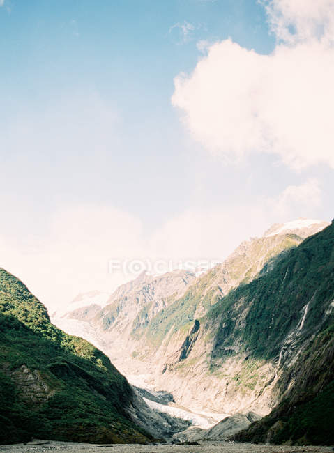 Glacier descending from mountain top — Stock Photo