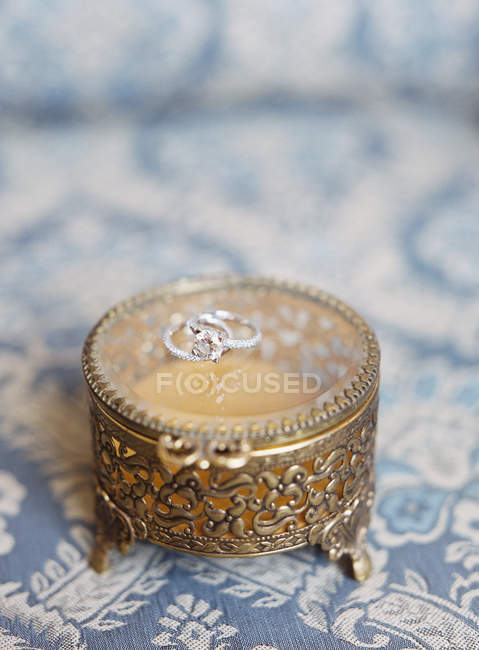 Preciosos pendientes con gemas en joyero - foto de stock