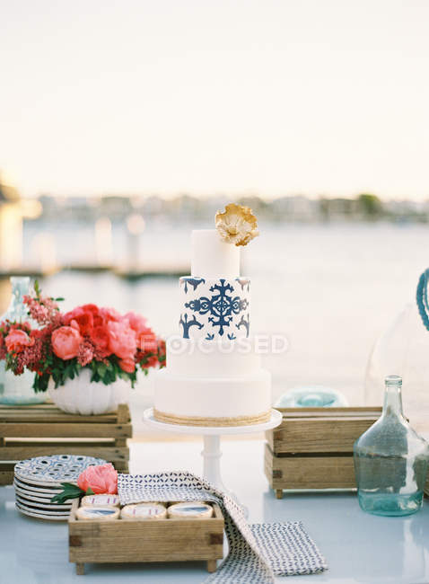 Gâteau de mariage et décor — Photo de stock