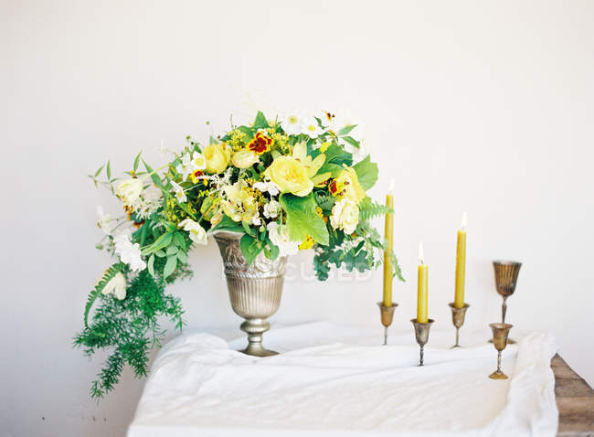 Bouquet de fleurs et de bougies — Photo de stock