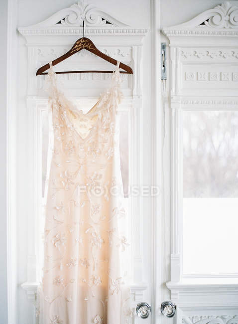 Brautkleid hängt — Stockfoto