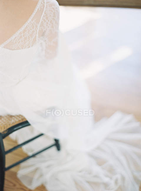 Невеста сидит на стуле — стоковое фото