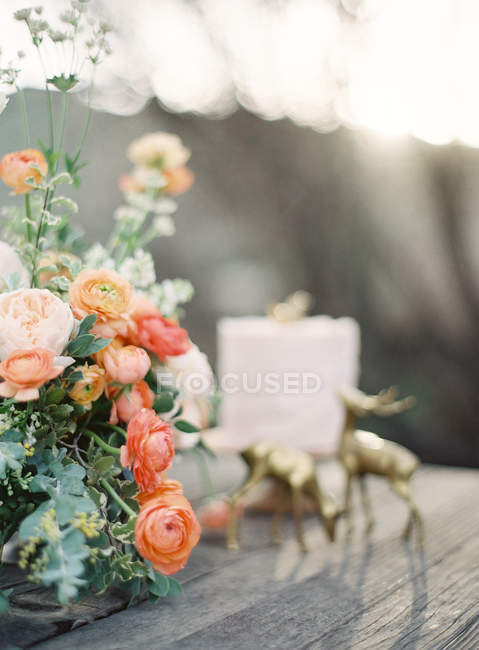 Wedding cake with flowers and deers — Stock Photo