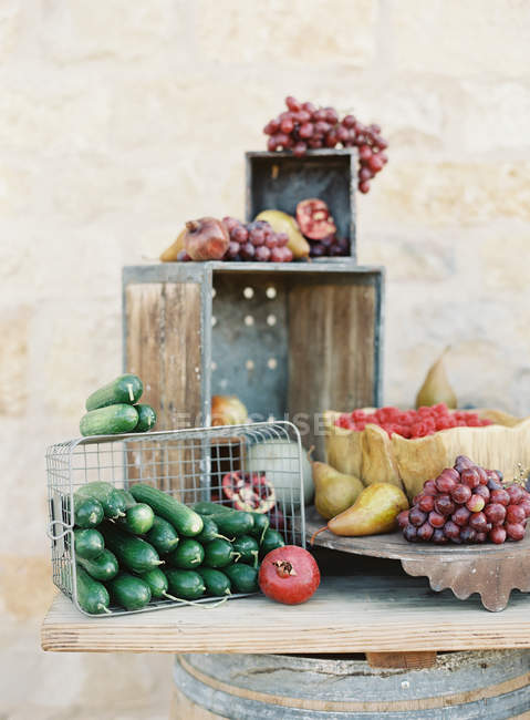 Surtido de frutas en la mesa al aire libre - foto de stock