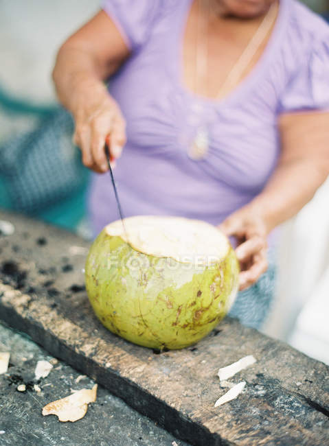 Donna taglio pomelo frutta — Foto stock