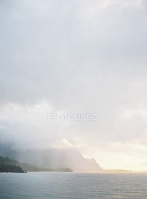 Nuvole-mantello sopra oceano calmo — Foto stock