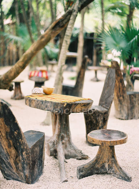 Muebles de madera sobre arena - foto de stock