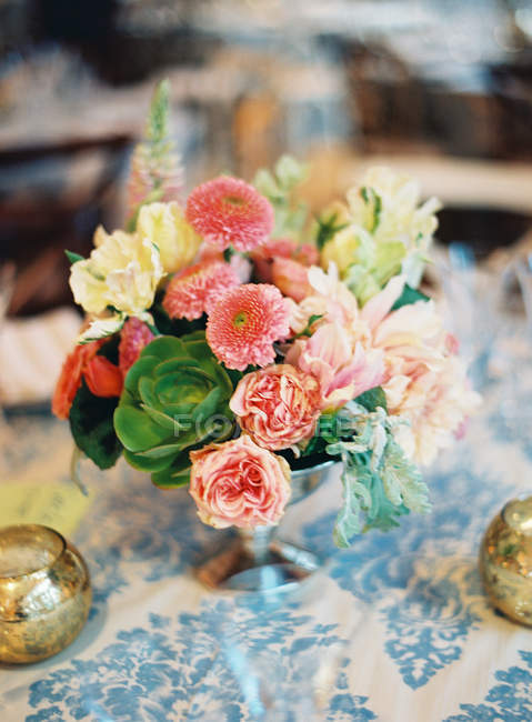 Mesa de ajuste decorada com flores — Fotografia de Stock