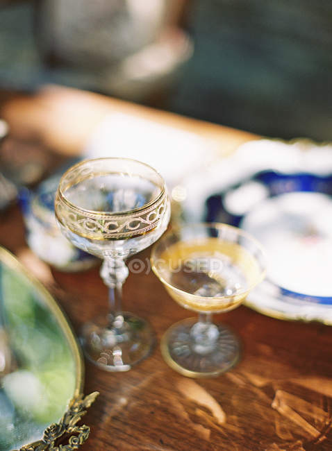 Bicchieri su tavola di legno — Foto stock