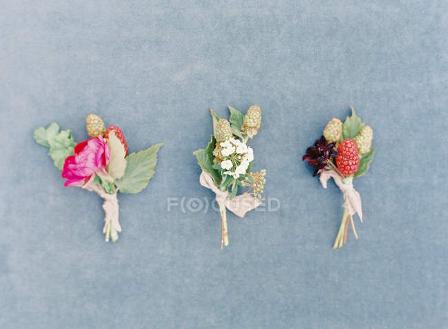 Бутоньерки из свежих цветов — стоковое фото
