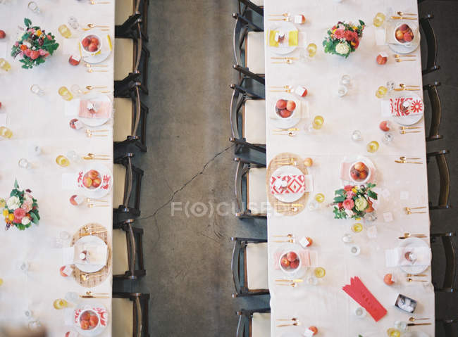 Conjunto de mesas de boda - foto de stock
