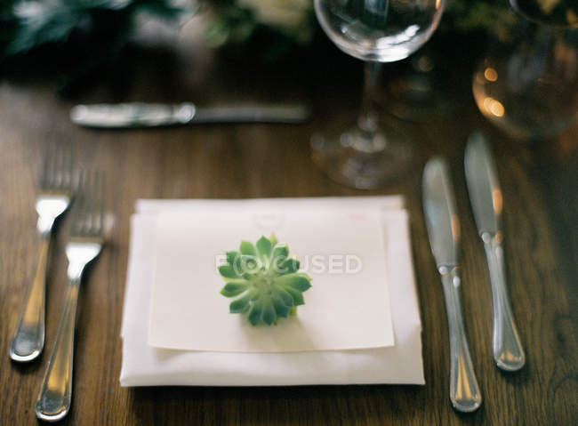 Setting table with floral decor — Stock Photo