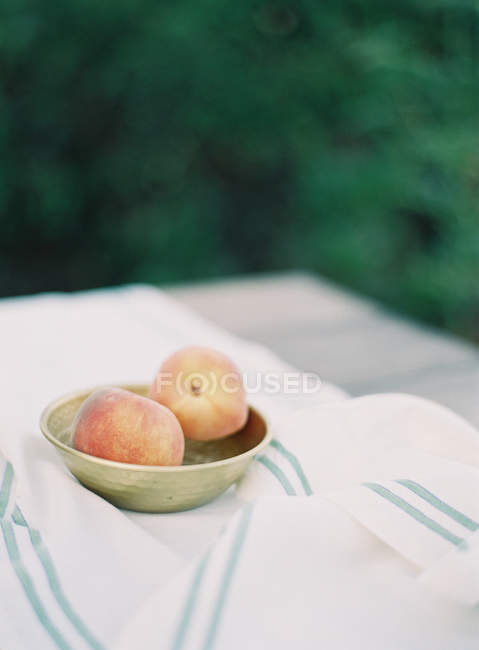 Свежий персик в миске — стоковое фото
