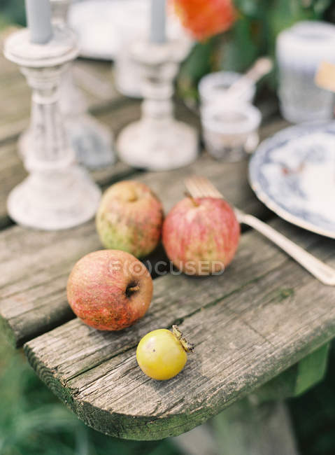 Manzanas frescas y tomate - foto de stock