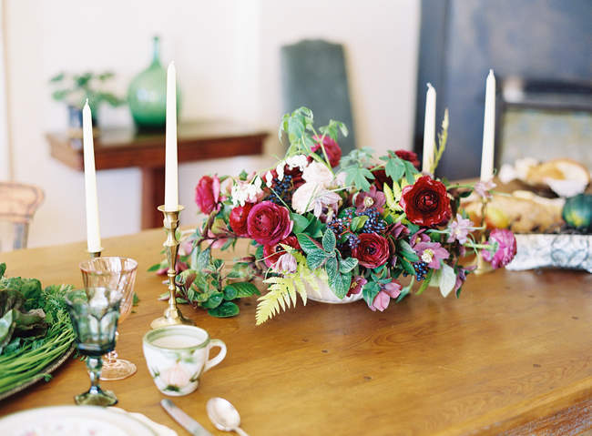 Arranjo floral com velas — Fotografia de Stock