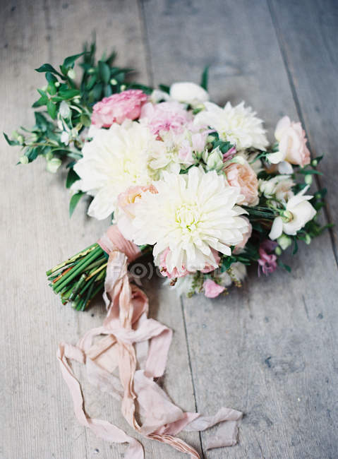 Wedding bouquet with daisies — Stock Photo