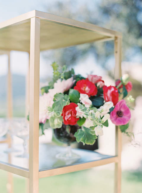 Bouquet frais coupé dans un vase — Photo de stock