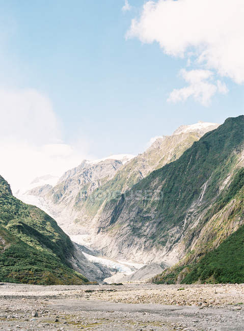 Glaciar que desciende de la cima de la montaña - foto de stock