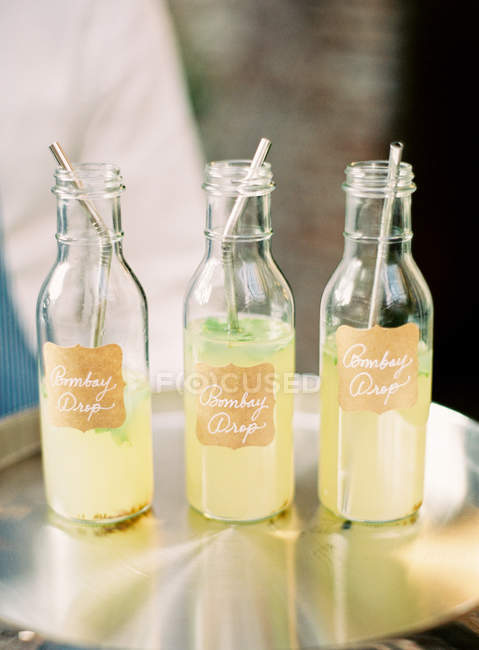 Serveur plateau de maintien avec limonade — Photo de stock