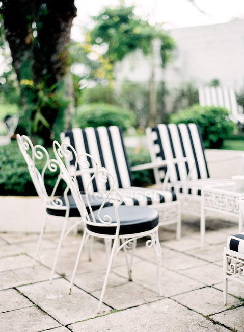 Mesa de jardim e cadeiras — Fotografia de Stock