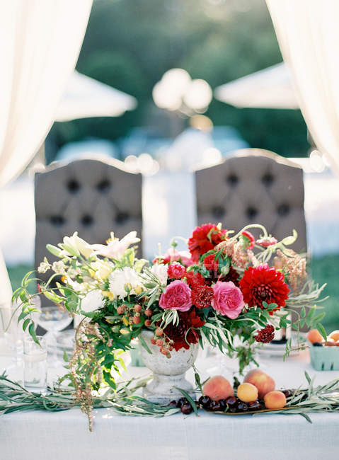 Весільний стіл прикрашений квітами — стокове фото