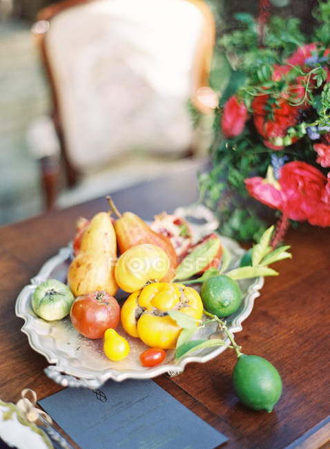 Антикварная тарелка со свежими фруктами — стоковое фото