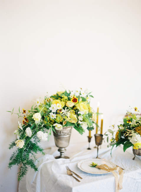 Bouquet de fleurs et de bougies — Photo de stock