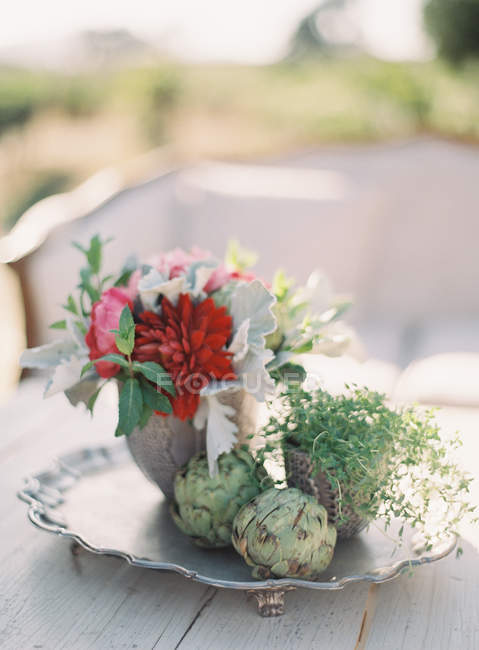 Floral arrangement with green artichokes — Stock Photo