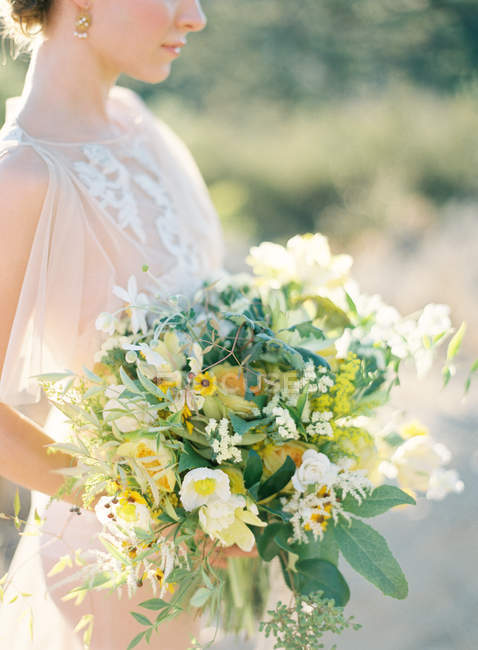 Sposa in possesso di bouquet fresco — Foto stock