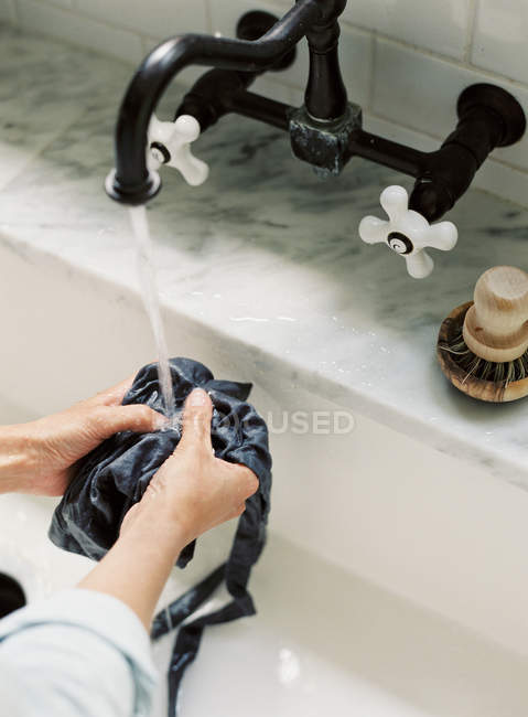 Mãos femininas lavar a louça avental — Fotografia de Stock